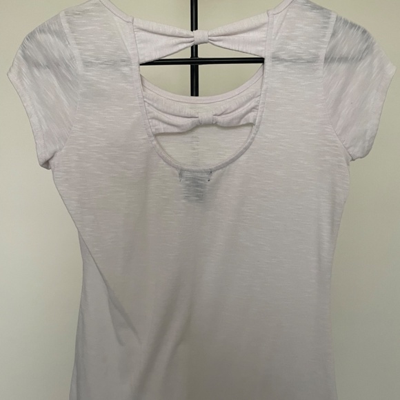 White Top with Bows in the Back - Picture 4 of 4